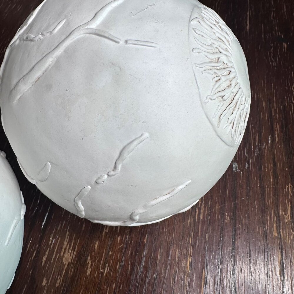 Large White Ceramic Eyeball Bookends With Sculpted Vein & Iris Details - Picture 12 of 13